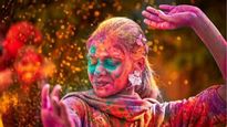 Holi 2025 : होळी खेळताना रंग केस अन् दाढीत अडकलाय का? 'या' घरगुती उपायांनी काढा सहज