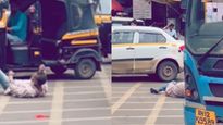 VIDEO: विचित्र प्रकार! चौकाच्या मधोमध माणूस झोपलाय, लोक बघतच राहिले अन्...