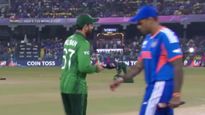 India Vs Pak Match : सूर्यकुमारने टाळले पाकिस्तानी कर्णधाराशी हस्तांदोलन; भारताचे 'नो हँडशेक' धोरण!