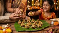 बाप्पाच्या स्वागताची लगबग? १० मिनिटांत बनवा हॉटेलसारखे मऊसूत इन्स्टंट मोदक!