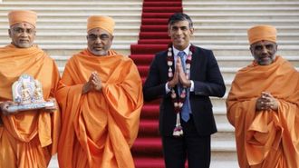 ब्रिटनच्या निवडणुकीत ऋषी सूनक यांचं हिंदू कार्ड, मंदिरात दर्शनाला