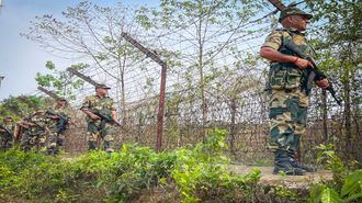 भारत-पाक सीमेवर भारतीय हद्दीत घुसखोरी करणा-या पाकिस्तानी रेंजरला बीएसएफने घेतले ताब्यात