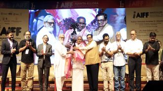 पद्मविभूषण इलायाराजा यांचा अजिंठा-वेरूळ आंतरराष्ट्रीय चित्रपट महोत्सवात पद्मपाणि पुरस्काराने सन्मान