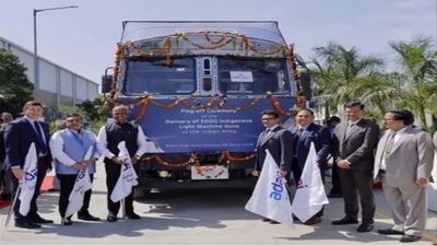 अदानी डिफेन्सने स्वदेशी बनावटीच्या 'प्रहार' लाइट मशीन गन्सची पहिली तुकडी भारतीय लष्कराकडे सोपवली