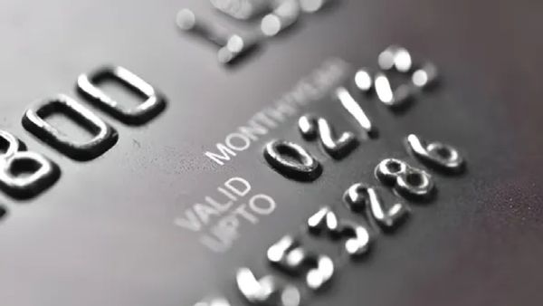 तुम्हाला डेबिट कार्डवरून 10 लाख मोफत विमा मिळतो, असा करावा लागेल क्लेम