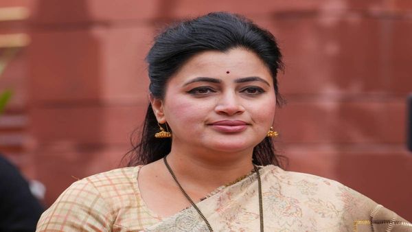 नवनीत राणा यांची “स्टाईल” आणि यशोमती ठाकूर यांची “कॉपी”