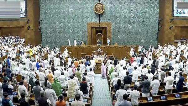 ओम बिर्लांच्या आणीबाणीवरील विधानावरून सभागृहात प्रचंड गदारोळ, बिर्ला म्हणाले...