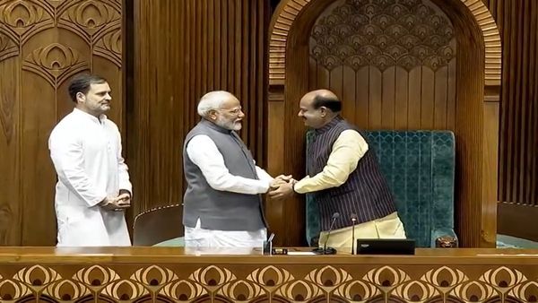 ओम बिर्ला यांची लोकसभेच्या अध्यक्षपदी निवड, नरेंद्र मोदी, राहुल गांधींनी आसनापर्यंत पोहोचवलं