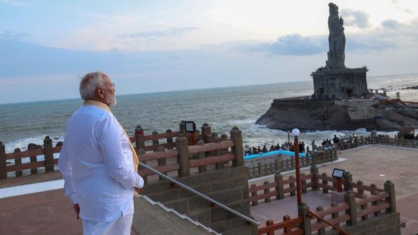 नरेंद्र मोदींची कन्याकुमारीत ध्यानधारणा