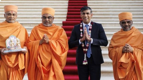 ब्रिटनच्या निवडणुकीत ऋषी सूनक यांचं हिंदू कार्ड, मंदिरात दर्शनाला