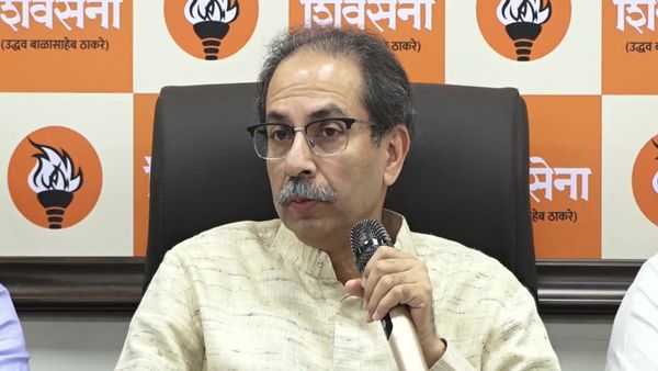 देवेंद्र फडणवीसांसोबत लिफ्टमधून एकत्रित प्रवास, उद्धव ठाकरे म्हणतात…