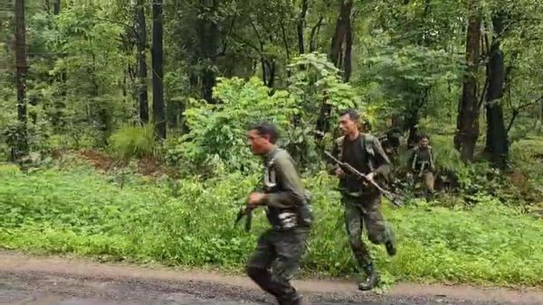 पूर आलेल्या 5 नाल्यांतून प्रवास! 7 तास चकमक 2000 राऊंड फायर 12 नक्षल्यांना कसा केला खात्मा? वाचा