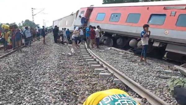 उत्तरप्रदेशात चंदीगढ-दिब्रुगड एक्सप्रेसचा भीषण अपघात, 21 डबे रुळावरून घसरले! 4 ठार, 25 जखमी