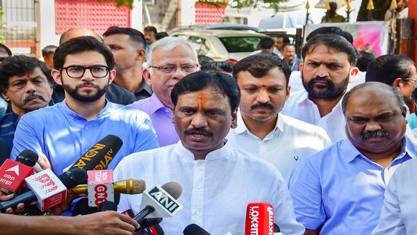 महाराष्ट्रात पाऊस'कारण', विरोधक सत्ताधाऱ्यांवर बरसले