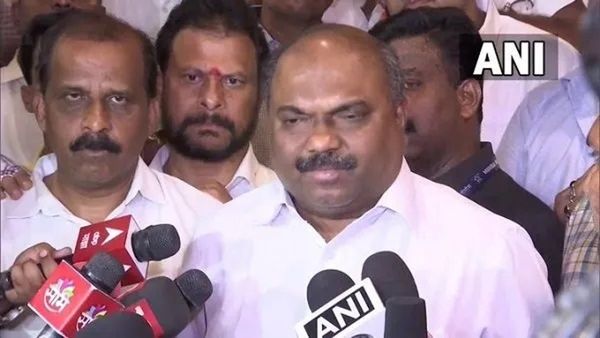 विधान परिषदेत गरमागरमी! अनिल परबांनी गोऱ्हेंना लक्षात आणून दिली चूक