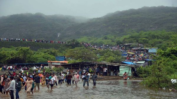 भूशी डॅम दुर्घटनेनंतर प्रशासनाने अतिक्रमणांवर फिरवला बुलडोझर