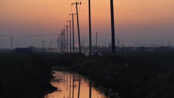 ...म्हणून या वायरमनचं सोशल मिडीयावर होतय कौतूक, पाहा व्हिडीओ