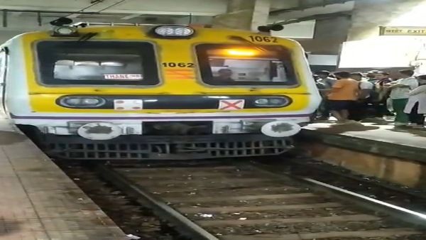 पाय सरकला अन् लोकलखाली आली महिला, जीव वाचला पण…