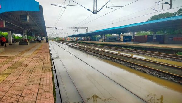 मुंबईत ६ तासांत ३०० मीमी पाऊस, शाळा महाविद्यालयांना सुट्टी जाहीर