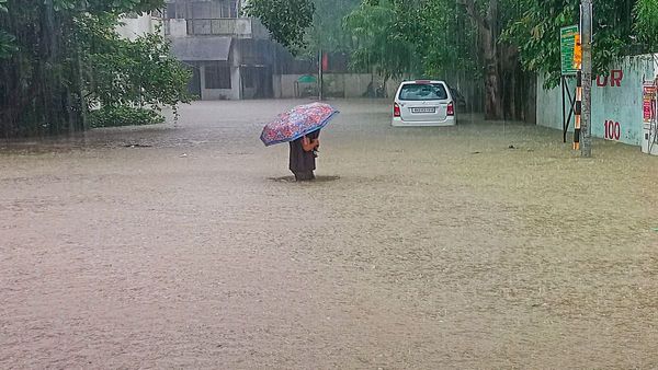 मुसळधार पावसाचा इशारा, या जिल्ह्यातील सर्व शाळा आणि महाविद्यालये बंद राहणार