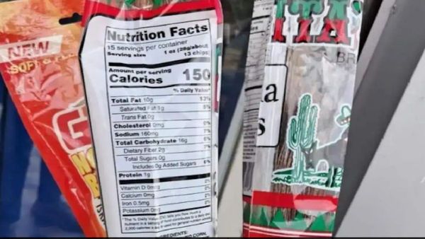 पौष्टिक झाडू...! दुकानात ठेवलेल्या झाडूवर संपूर्ण कॅलरी चार्ट, यूजर्सं करतायत गंमतीशीर कॉंमेट्स