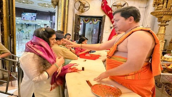 ..यावेळी पंकजा मुंडे आमदार होतील का? मतदानापुर्वी सिद्धिविनायकाचे घेतले दर्शन