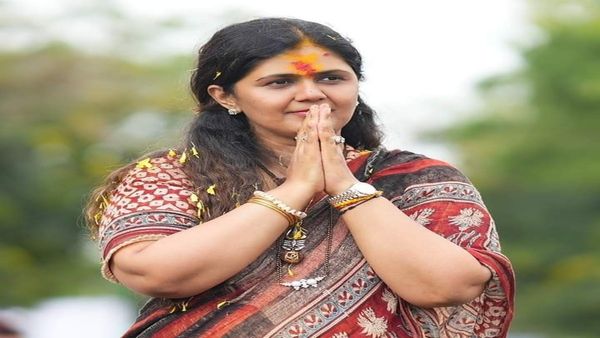 पंकजा मुंडेंच्या गळ्यात विजयी माळ विधानपरिषदेत बाजी, बनल्या आमदार