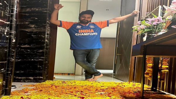 रोहित शर्माचे घरी भव्य स्वागत! बालपणीच्या मित्रांनी आनंद साजरा करण्यात सोडली नाही कसर