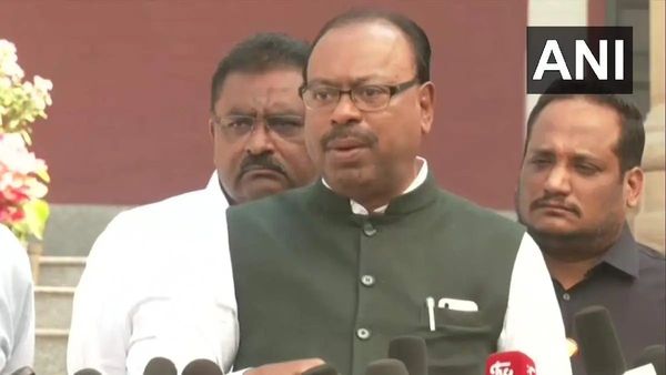 पण अर्धवटराव ठाकरेंना या परिस्थितीतही विनोदबुद्धी सुचते, बावनकुळेंची उध्दव ठाकरेंवर जोरदार टीका