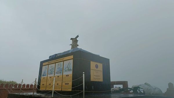 राजकोटच्या किल्ल्यावर महाविकास आघाडी आणि भाजपाच्या कार्यकर्त्यांमध्ये बाचाबाची