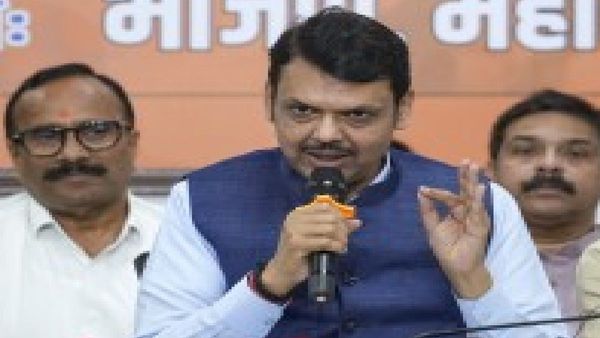 काही लोक मतांसाठी मिंधे झाले, त्यांचे ‘मार्शल लॉ' आणण्याचे मनसुबे, फडणवीसांची विरोधकांवर टीका