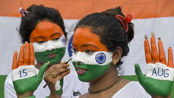 Independence day 2024 Wishes: स्वातंत्र्यदिननिमित्त तुमच्या प्रियजनांना हे हृदयस्पर्शी संदेश पाठवा