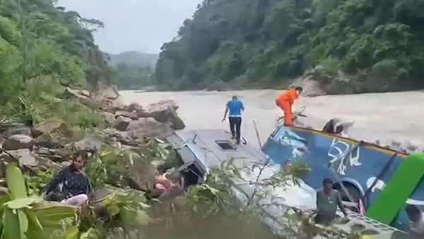 नेपाळमध्ये 40 भारतीयांना घेऊन जाणारी बस नदीत कोसळली, 14 ठार, अनेक बेपत्ता