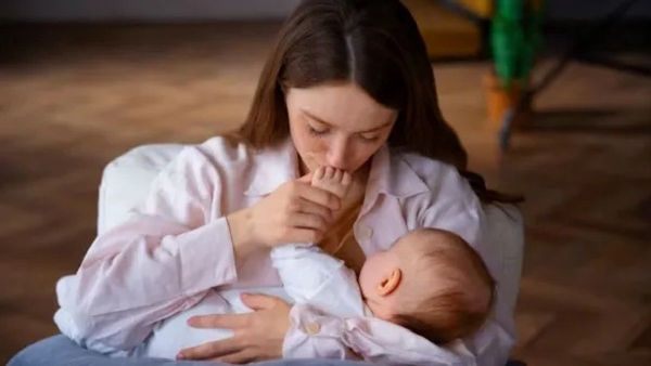 आईचं दूध बाळाला पुरत नाही, दुध वाढीसाठी आजच या 5 गोष्टींचा आहारात समावेश करा