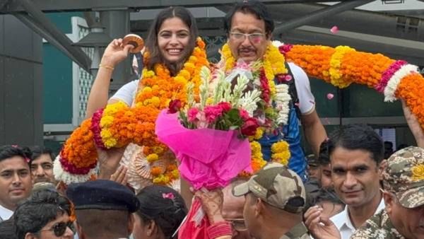 मनू भाकर मायदेशी पोहचली, दिल्ली विमानतळावर जोरदार स्वागत होतात म्हणाली - एवढे प्रेम पाहून भारावले