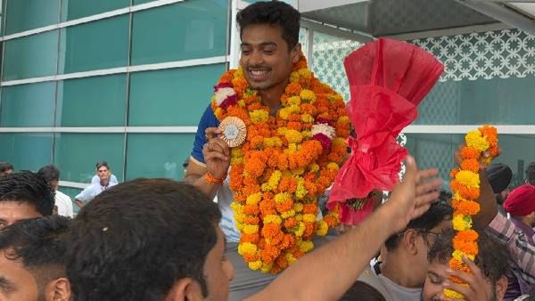 मराठमोळा ऑलिम्पिकवीर स्वप्निल कुसाळे पॅरिसहून भारतात परतला, दिल्ली विमानतळावर जोरदार स्वागत