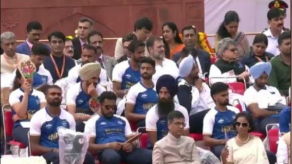 प्रोटोकॉल सोडून राहुल गांधी ऑलिम्पिक पदक विजेत्यांसोबत बसले, दहा वर्षांत पहिल्यांदाच विरोधीपक्ष नेता