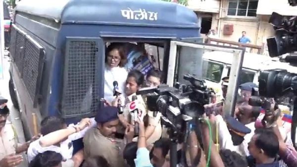 मोदींचा महाराष्ट्र दौरा, कॉंग्रेसच्या नेत्यांना घरातच स्थानबध्द, वर्षा गायकवाड यांचं ठिय्या आंदोलन