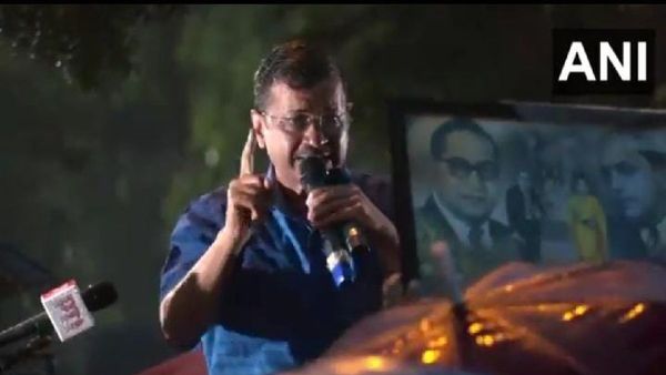 देवाने मला साथ दिली कारण मी प्रमाणिक होतो, तरुंगातून बाहेर येताच केजरीवाल यांचं जल्लोषात स्वागत