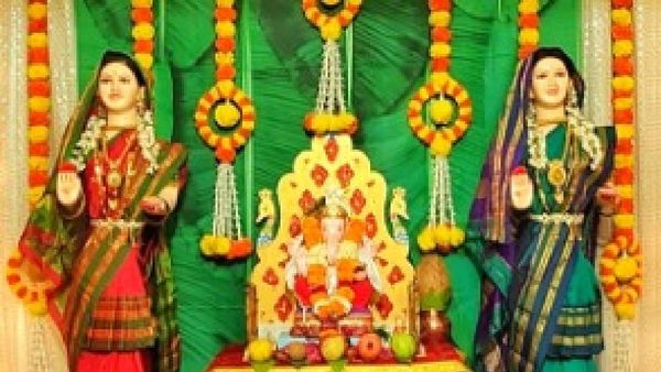 गौरी विसर्जन करताना आवर्जून घ्या 'या' गोष्टींची काळजी, करु नका 'या' चूका