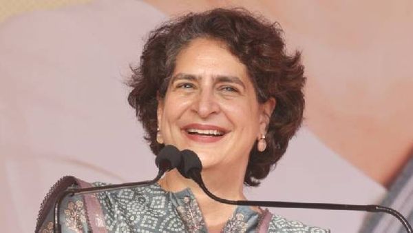 प्रियांका गांधींचे हेलिकाॅप्टर उतरु दिले नाही, काँग्रेसचा जम्मू-काश्मीर प्रशासनावर मोठा आरोप