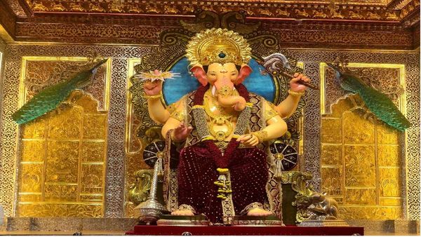 Lalbaugcha Raja : अंबानींकडून लालबागच्या राजाला 20 किलोचा सोन्याचा मुकूट अर्पण, जाणून घ्या किंमत