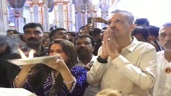 मिलिंद नार्वेकरांनी सपत्नीक घेतले दगडूशेठ गणपतीचे दर्शन, व्यक्त केली मनोकामना