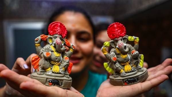 Ganesh Chaturthi Celebration: गणेशोत्सवानिमित्त आपल्या प्रियजनांना द्या खास शुभेच्छा, वाचा आणि पाठवा