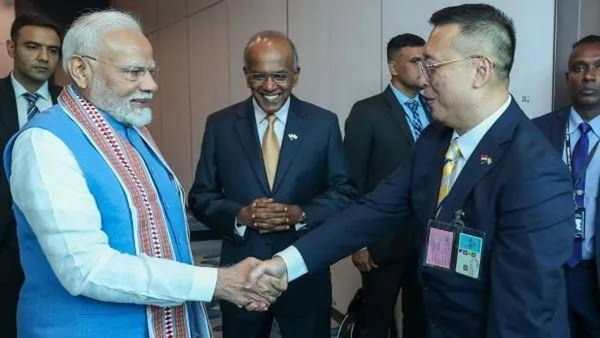 पंतप्रधान नरेंद्र मोदी सिंगापूरला पोहोचले; भारतीय महिलांनी राखी बांधली, भागीदारीबाबत होणार चर्चा