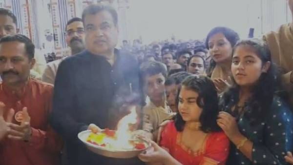 नितीन गडकरींनी घेतले दगडूशेठ गणपतीचे सहपरिवार दर्शन, बाप्पाकडे केली ही प्रार्थना