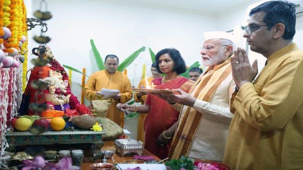 Pm मोदींची सरन्यायाधीश चंद्रचूड यांच्या घरी भेट, पारंपरिक मराठी टोपी घालून केली बाप्पाची आरती