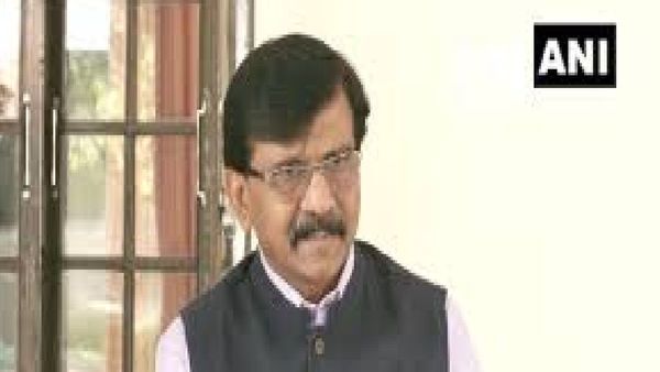 'संडास साफ करणारा पोरगा कधीपासून बंदुक चालवायला लागला?' अक्षय शिंदे एन्काउंटरवरुन संजय राऊतांचा सवाल