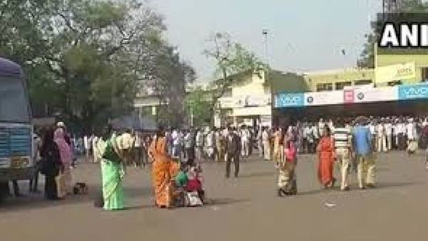 ऐन सणासुदीच्या तोंडावर एसटी कर्मचाऱ्यांचा बेमुदत संप, प्रवाशांना मोठा फटका