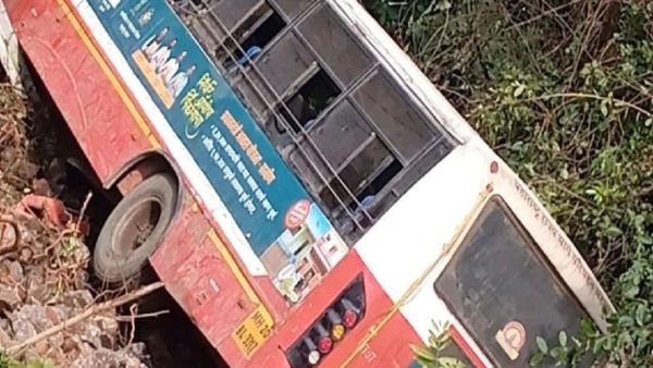 मोठी बातमी... लाडकी बहीण योजनेच्या कार्यक्रमाला जाताना महिलांची बस २० फूट खोल दरीत कोसळली, आठ महिला.